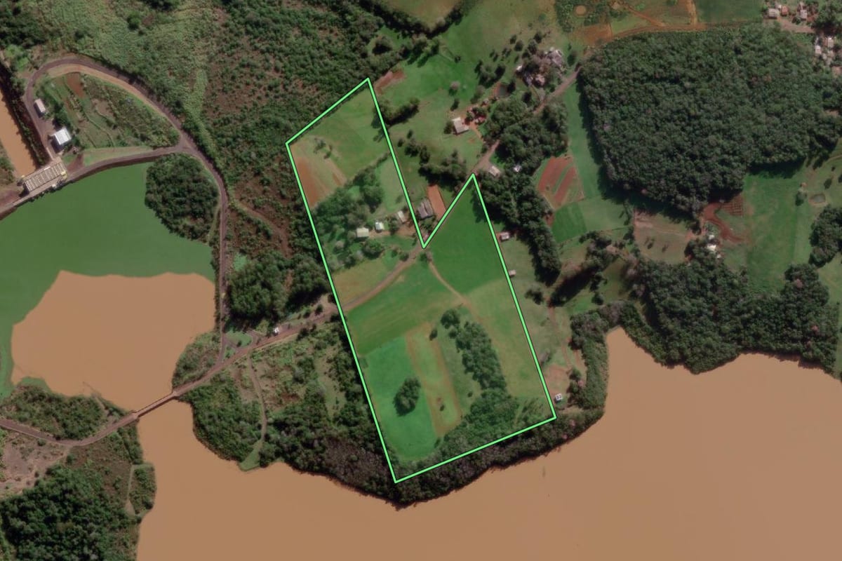Imagem de satélite do imóvel rural em Roque Gonzales (RS), com o contorno declarado no CAR desenhado por cima.