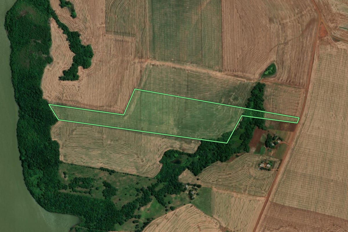 Imagem de satélite do imóvel rural em Roque Gonzales (RS), com o contorno declarado no CAR desenhado por cima.