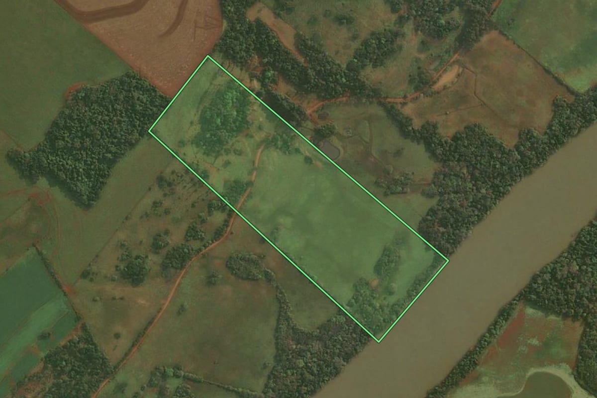 Imagem de satélite do imóvel rural em Roque Gonzales (RS), com o contorno declarado no CAR desenhado por cima.