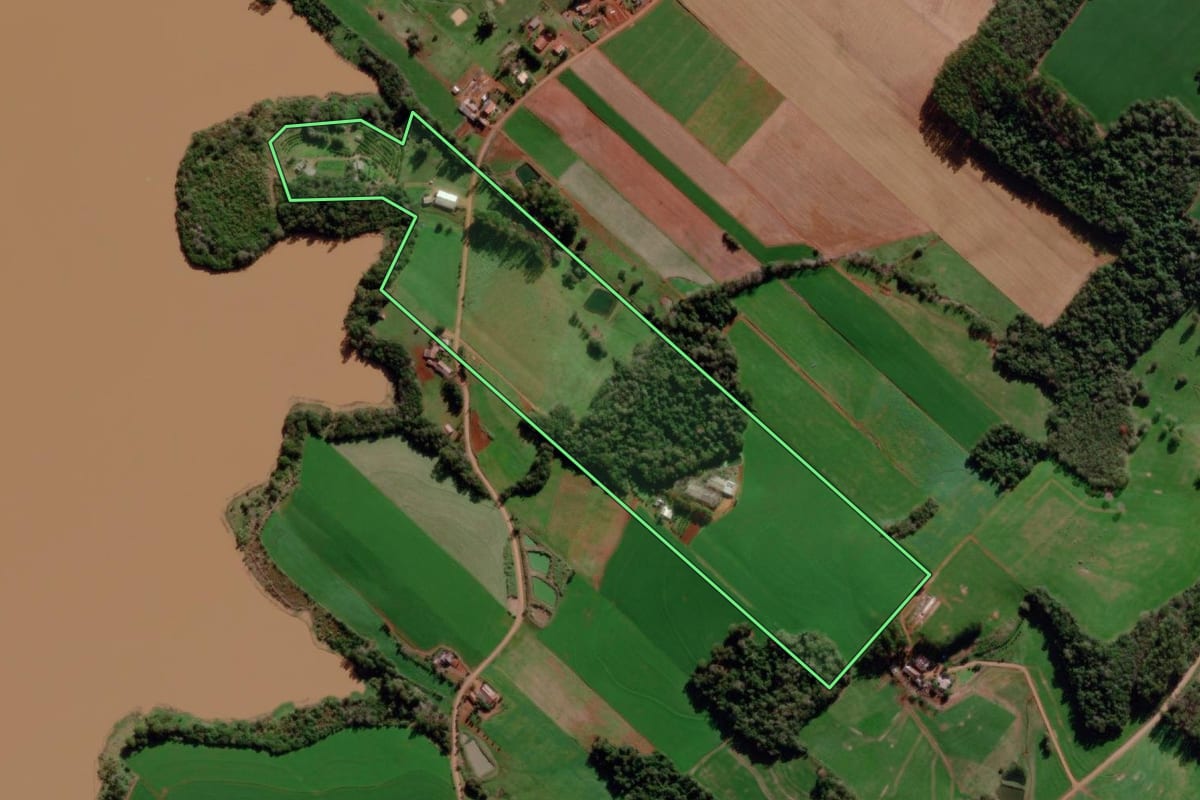 Imagem de satélite do imóvel rural em Roque Gonzales (RS), com o contorno declarado no CAR desenhado por cima.