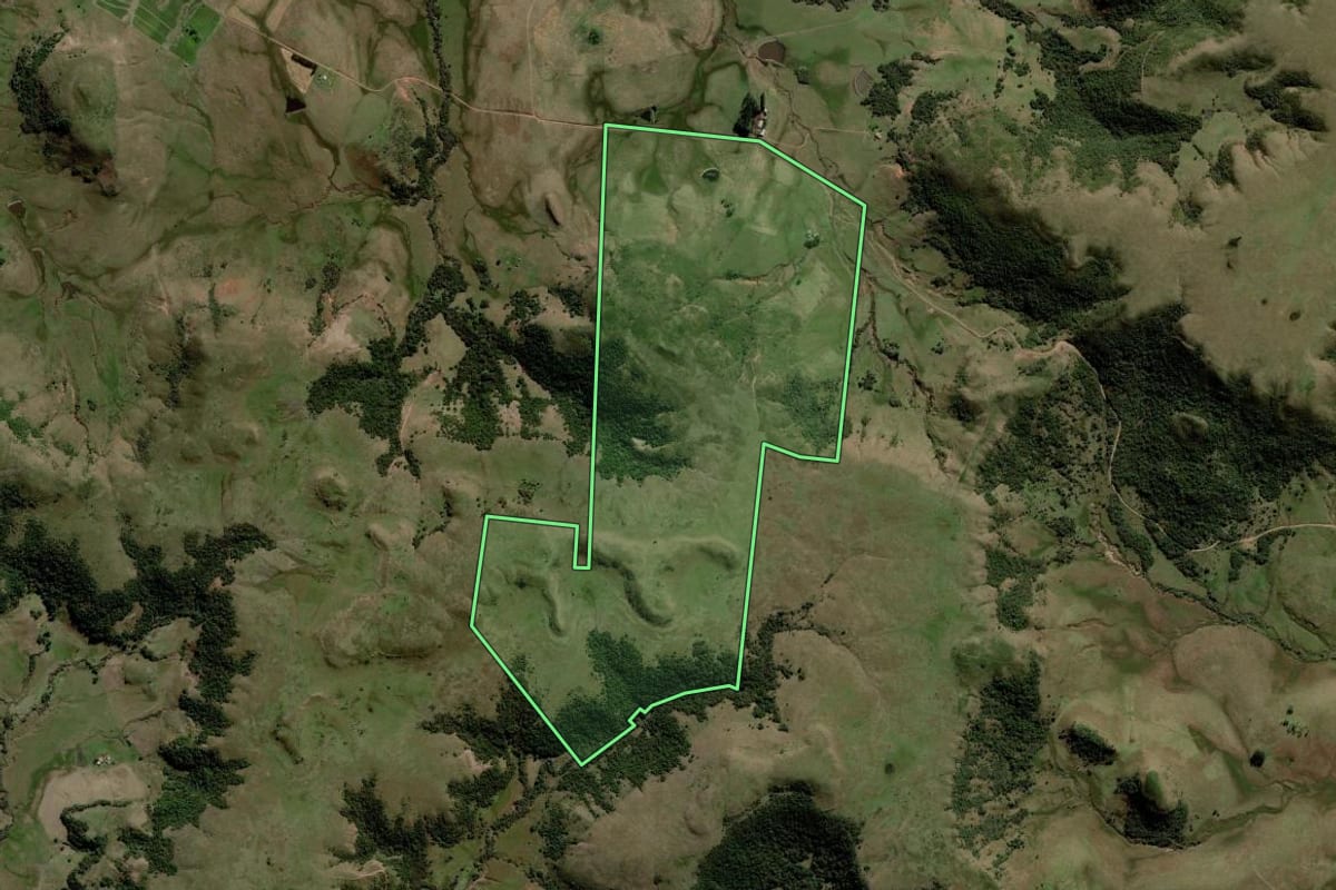 Imagem de satélite do imóvel rural em Rosário do Sul (RS), com o contorno declarado no CAR desenhado por cima.