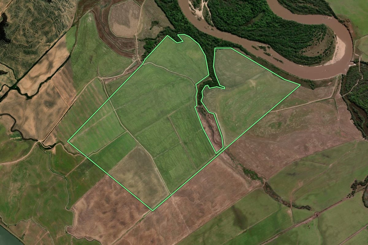 Imagem de satélite do imóvel rural em Rosário do Sul (RS), com o contorno declarado no CAR desenhado por cima.