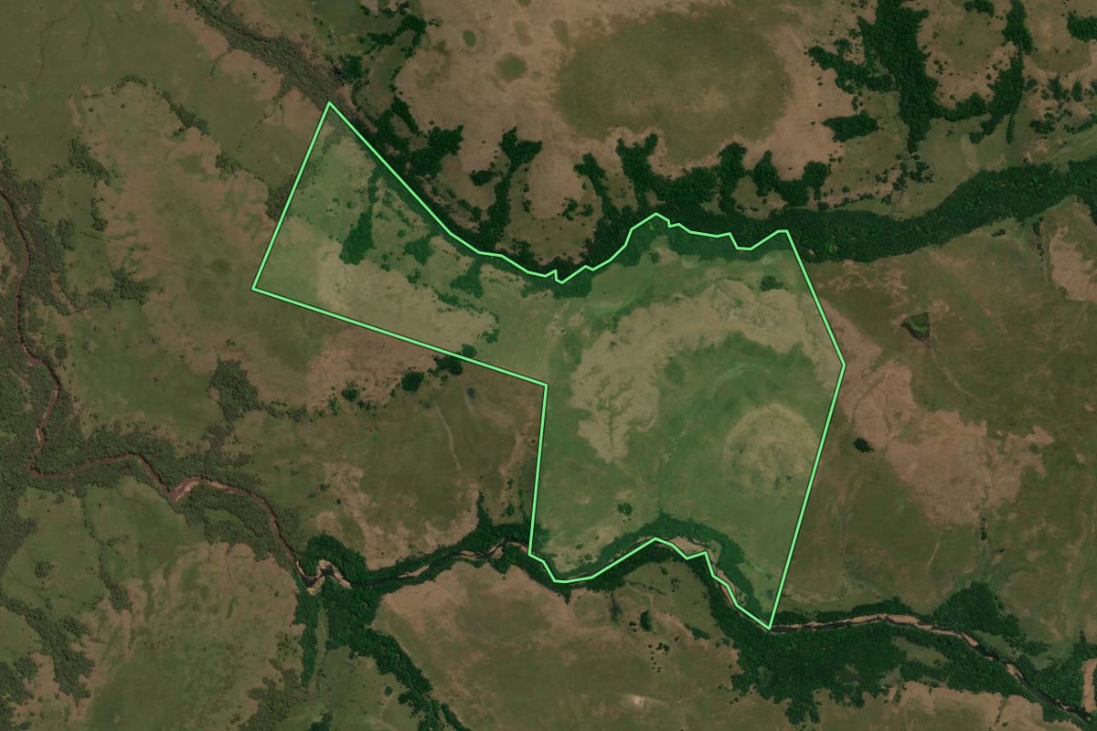 Imagem de satélite do imóvel rural em Rosário do Sul (RS), com o contorno declarado no CAR desenhado por cima.