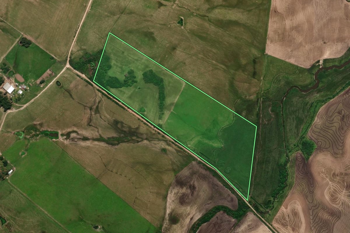 Imagem de satélite do imóvel rural em Rosário do Sul (RS), com o contorno declarado no CAR desenhado por cima.