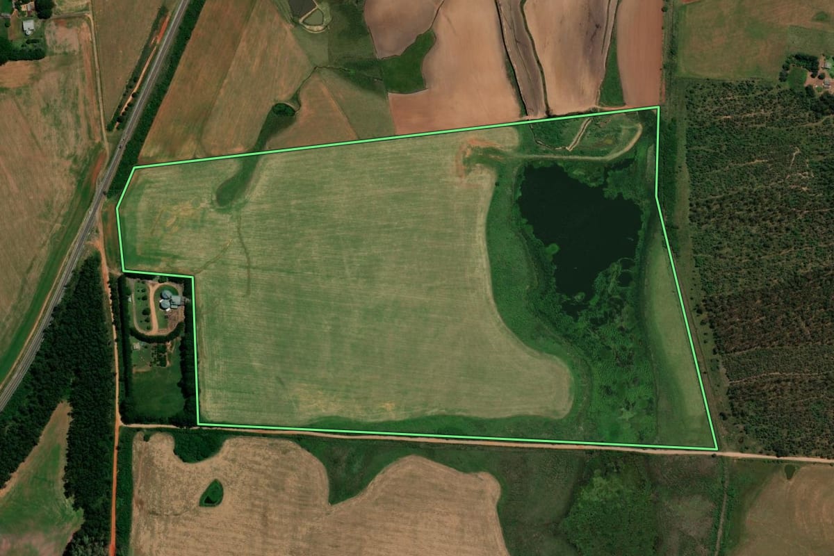 Imagem de satélite do imóvel rural em Rosário do Sul (RS), com o contorno declarado no CAR desenhado por cima.