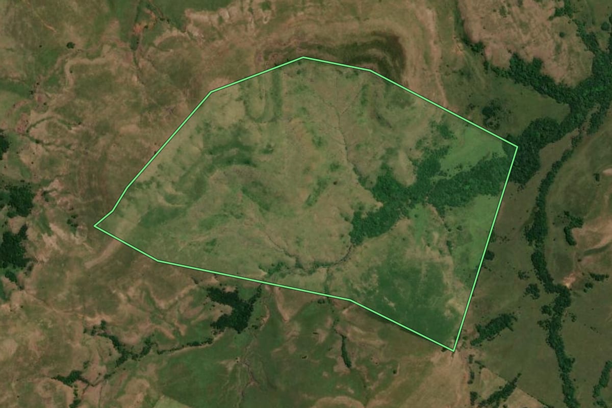 Imagem de satélite do imóvel rural em Rosário do Sul (RS), com o contorno declarado no CAR desenhado por cima.