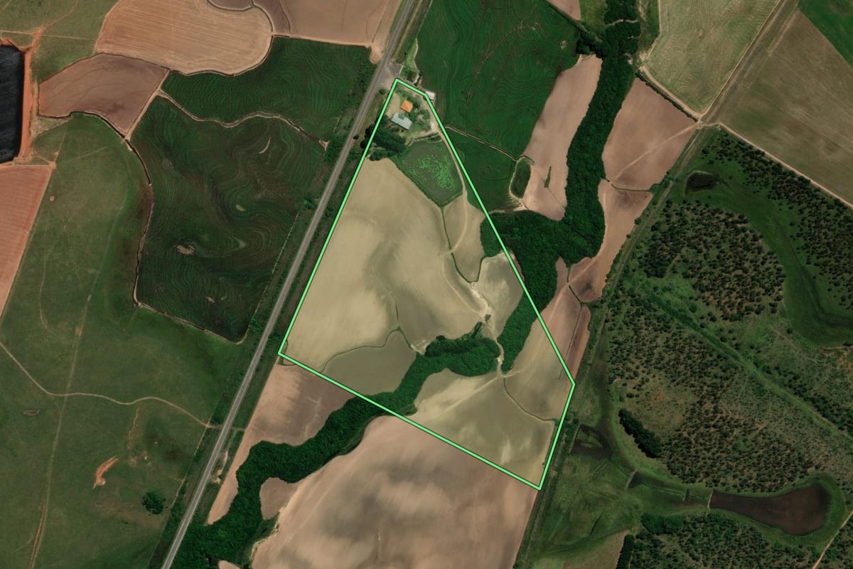 Imagem de satélite do imóvel rural em Rosário do Sul (RS), com o contorno declarado no CAR desenhado por cima.