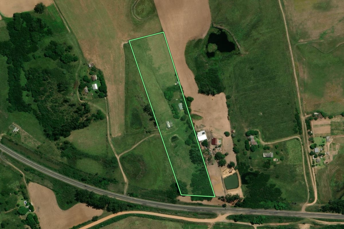 Imagem de satélite do imóvel rural em Rosário do Sul (RS), com o contorno declarado no CAR desenhado por cima.