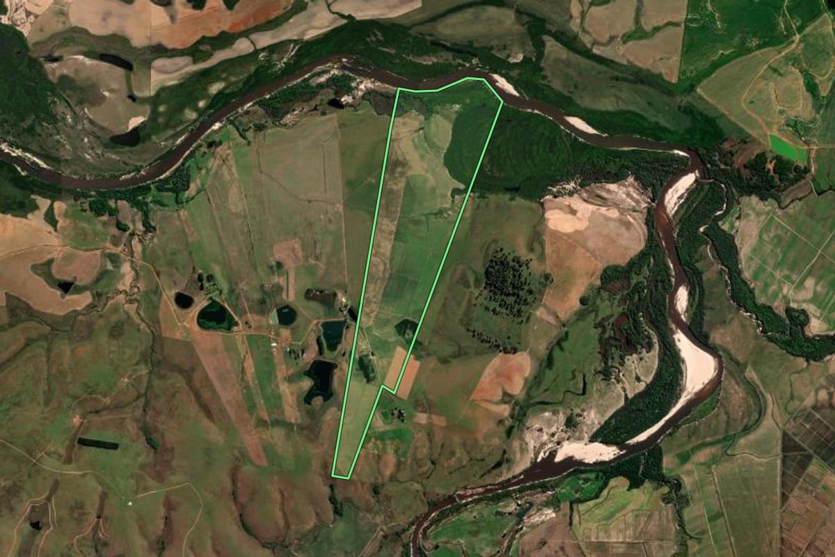 Imagem de satélite do imóvel rural em Rosário do Sul (RS), com o contorno declarado no CAR desenhado por cima.