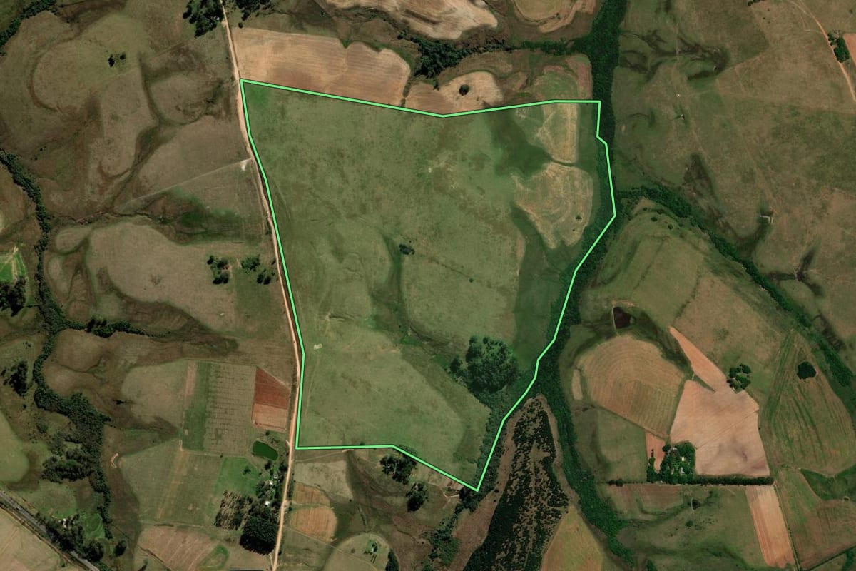 Imagem de satélite do imóvel rural em Rosário do Sul (RS), com o contorno declarado no CAR desenhado por cima.