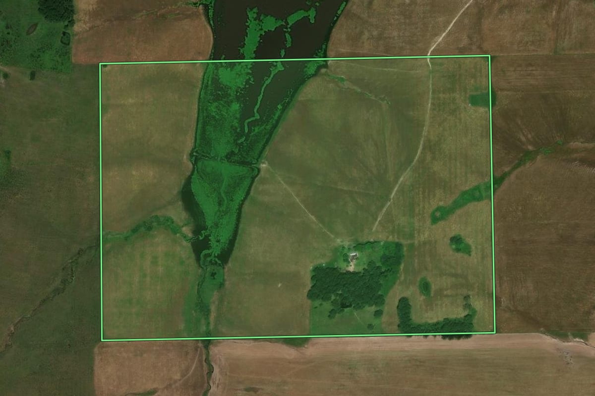 Imagem de satélite do imóvel rural em Rosário do Sul (RS), com o contorno declarado no CAR desenhado por cima.