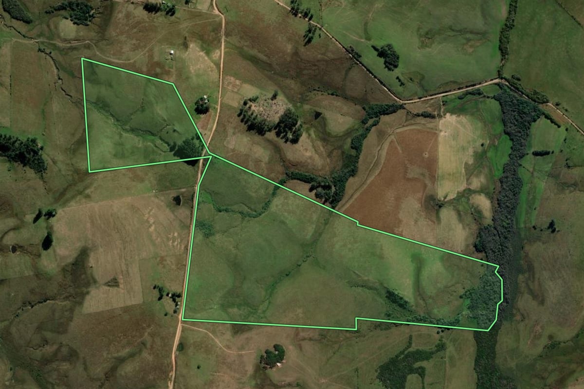 Imagem de satélite do imóvel rural em Rosário do Sul (RS), com o contorno declarado no CAR desenhado por cima.