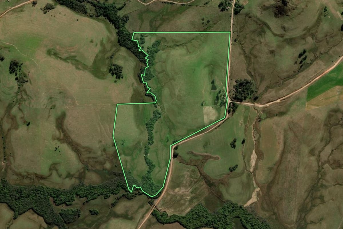 Imagem de satélite do imóvel rural em Rosário do Sul (RS), com o contorno declarado no CAR desenhado por cima.