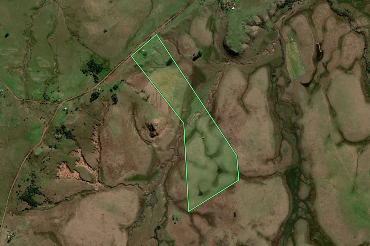 Imagem de satélite do imóvel rural em Rosário do Sul (RS), com o contorno declarado no CAR desenhado por cima.