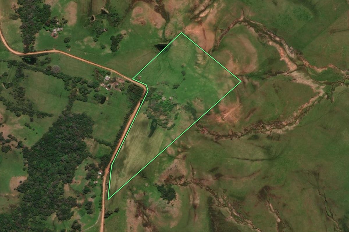 Imagem de satélite do imóvel rural em Rosário do Sul (RS), com o contorno declarado no CAR desenhado por cima.
