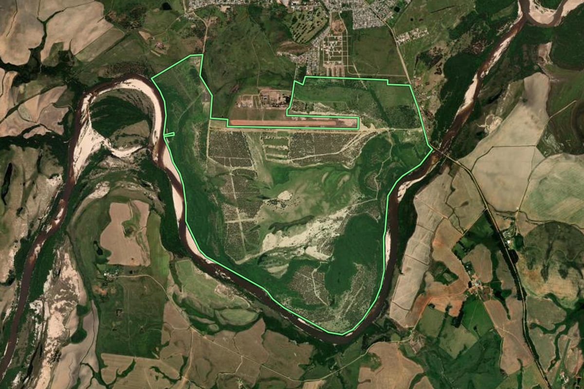 Imagem de satélite do imóvel rural em Rosário do Sul (RS), com o contorno declarado no CAR desenhado por cima.