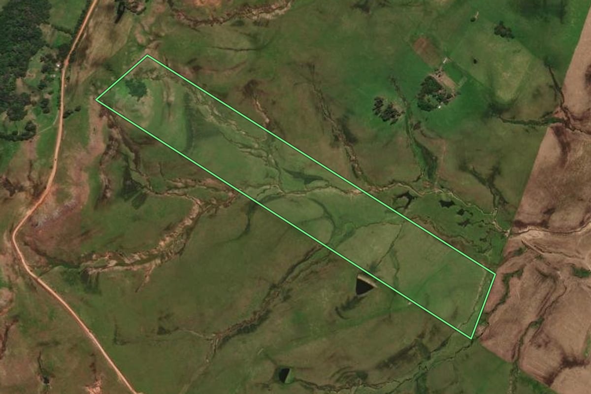 Imagem de satélite do imóvel rural em Rosário do Sul (RS), com o contorno declarado no CAR desenhado por cima.