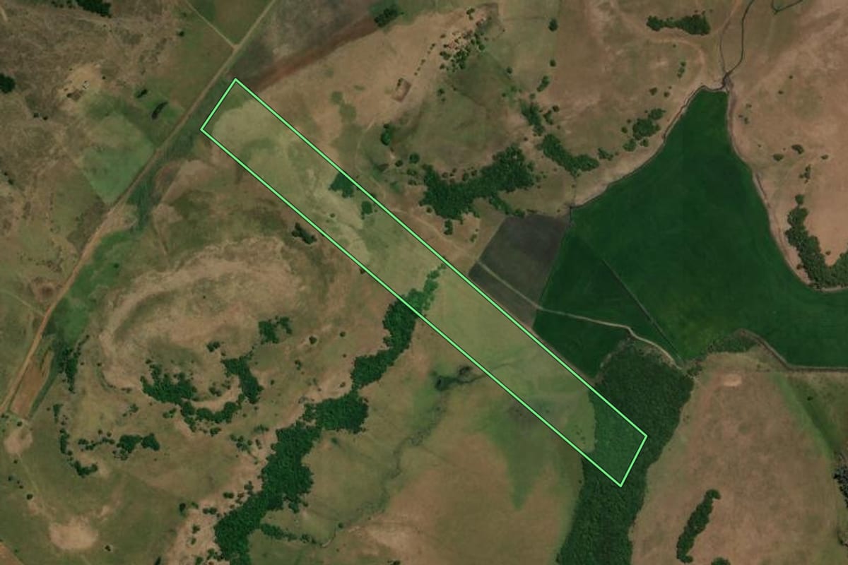 Imagem de satélite do imóvel rural em Rosário do Sul (RS), com o contorno declarado no CAR desenhado por cima.