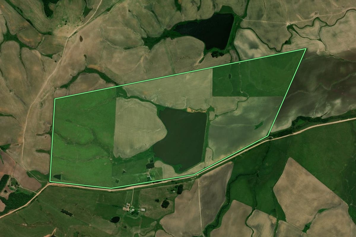 Imagem de satélite do imóvel rural em Rosário do Sul (RS), com o contorno declarado no CAR desenhado por cima.