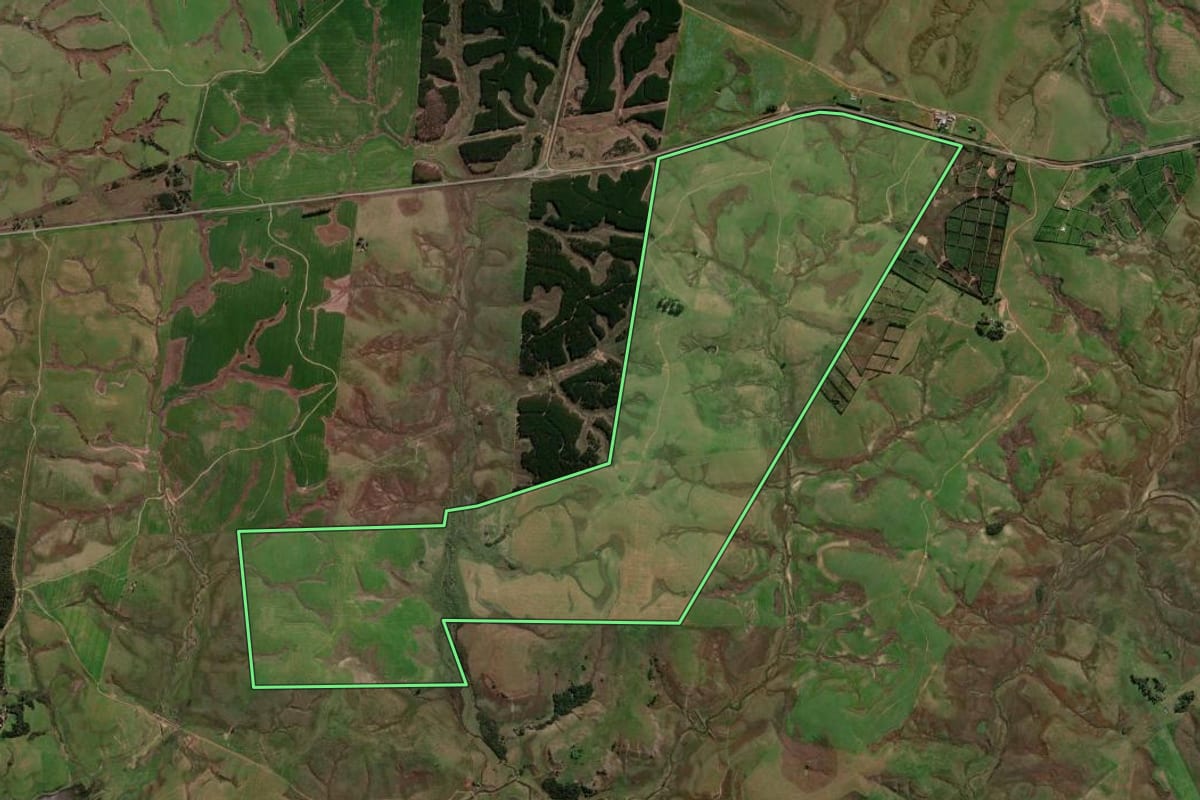Imagem de satélite do imóvel rural em Rosário do Sul (RS), com o contorno declarado no CAR desenhado por cima.