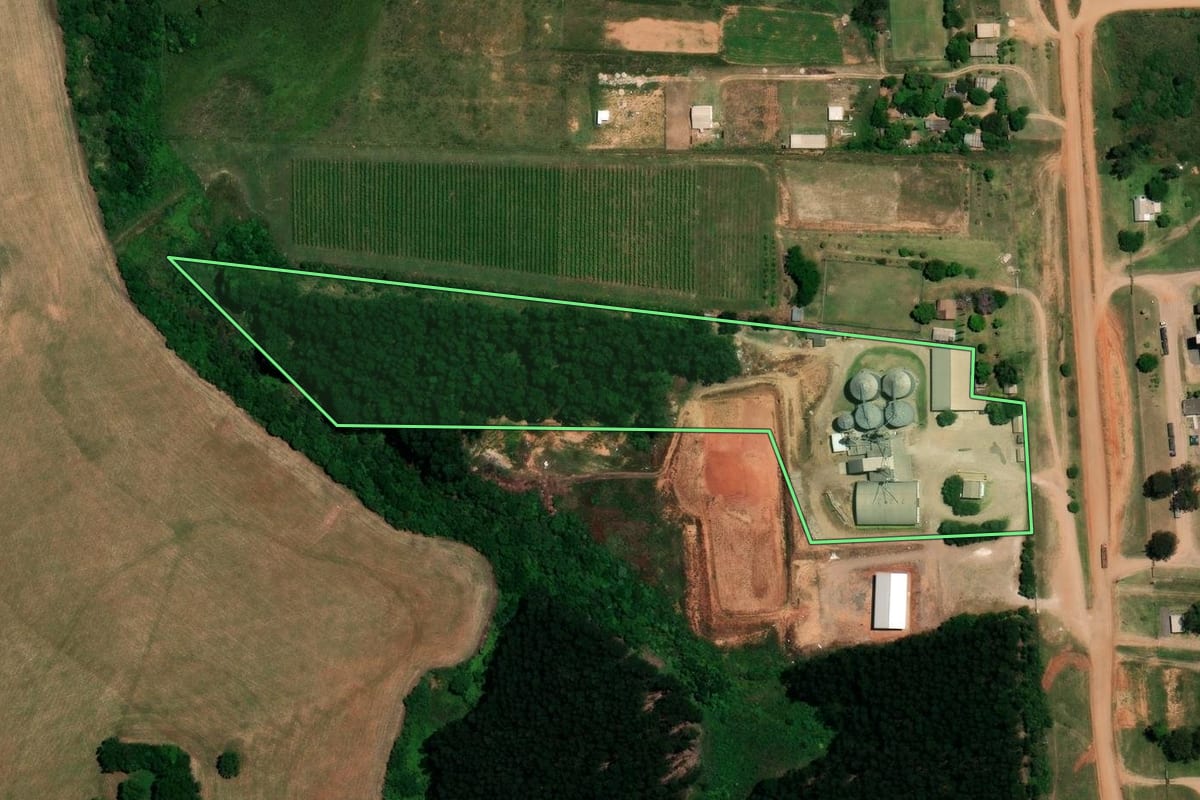Imagem de satélite do imóvel rural em Rosário do Sul (RS), com o contorno declarado no CAR desenhado por cima.