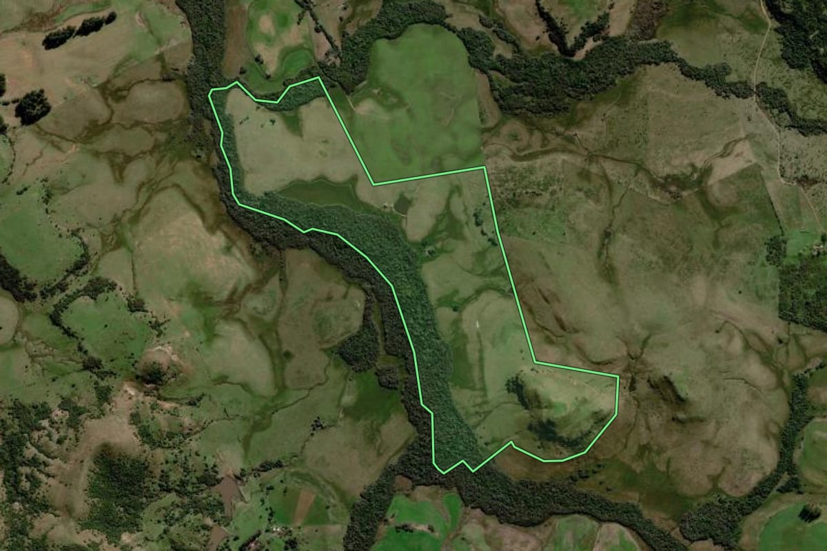 Imagem de satélite do imóvel rural em Rosário do Sul (RS), com o contorno declarado no CAR desenhado por cima.