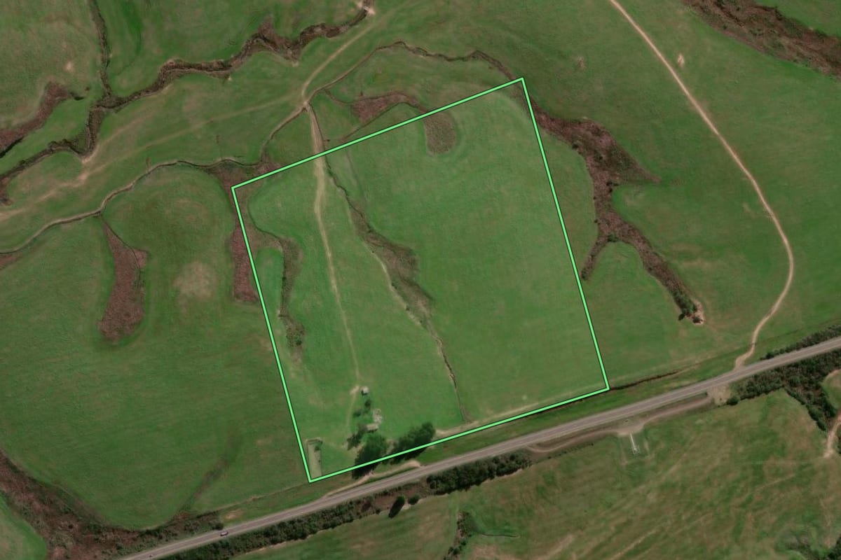 Imagem de satélite do imóvel rural em Rosário do Sul (RS), com o contorno declarado no CAR desenhado por cima.