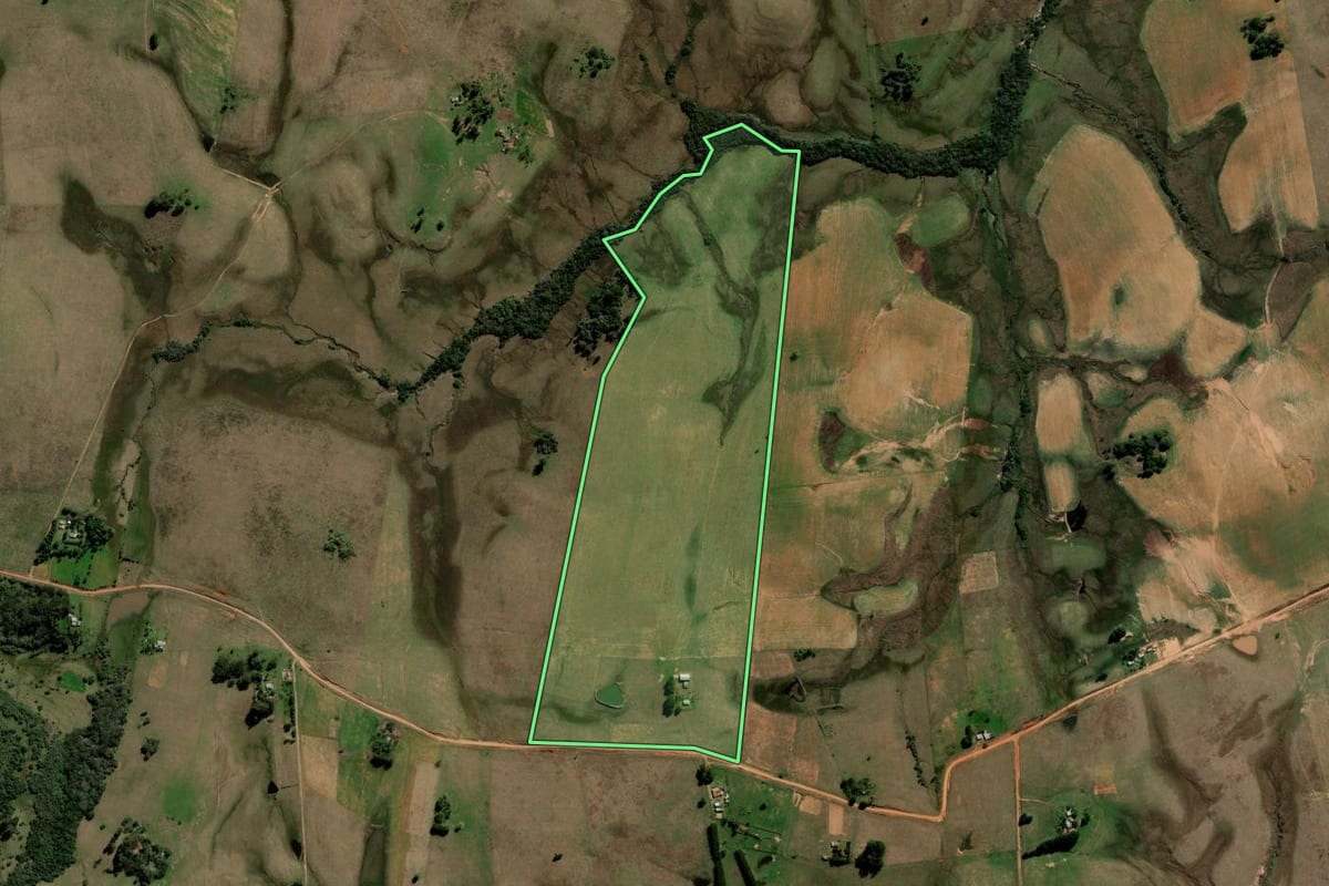 Imagem de satélite do imóvel rural em Rosário do Sul (RS), com o contorno declarado no CAR desenhado por cima.