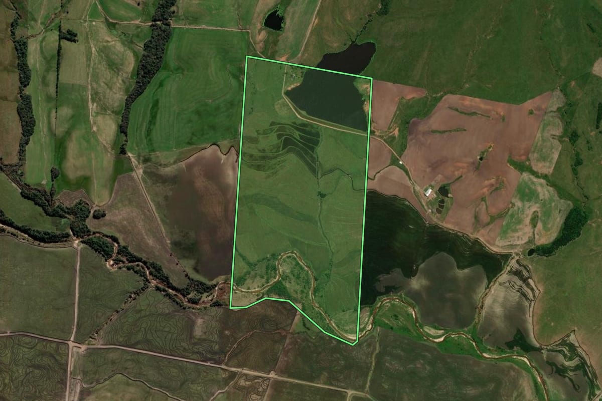 Imagem de satélite do imóvel rural em Rosário do Sul (RS), com o contorno declarado no CAR desenhado por cima.