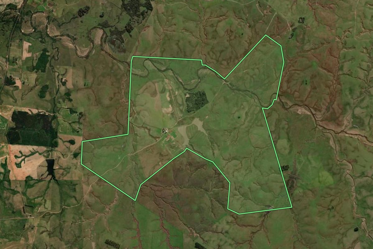 Imagem de satélite do imóvel rural em Rosário do Sul (RS), com o contorno declarado no CAR desenhado por cima.