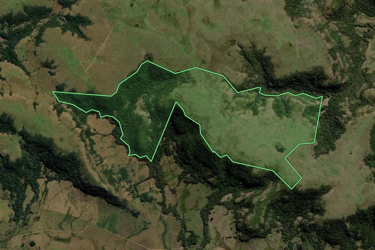 Imagem de satélite do imóvel rural em Rosário do Sul (RS), com o contorno declarado no CAR desenhado por cima.