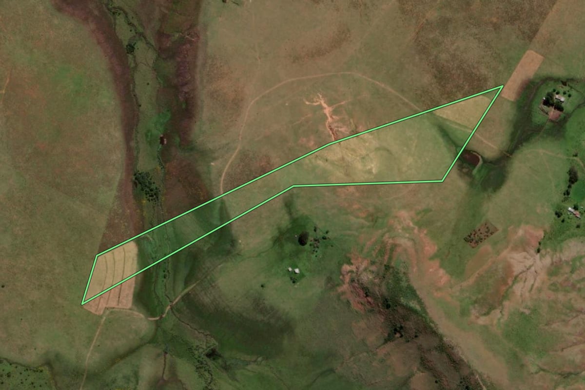 Imagem de satélite do imóvel rural em Rosário do Sul (RS), com o contorno declarado no CAR desenhado por cima.
