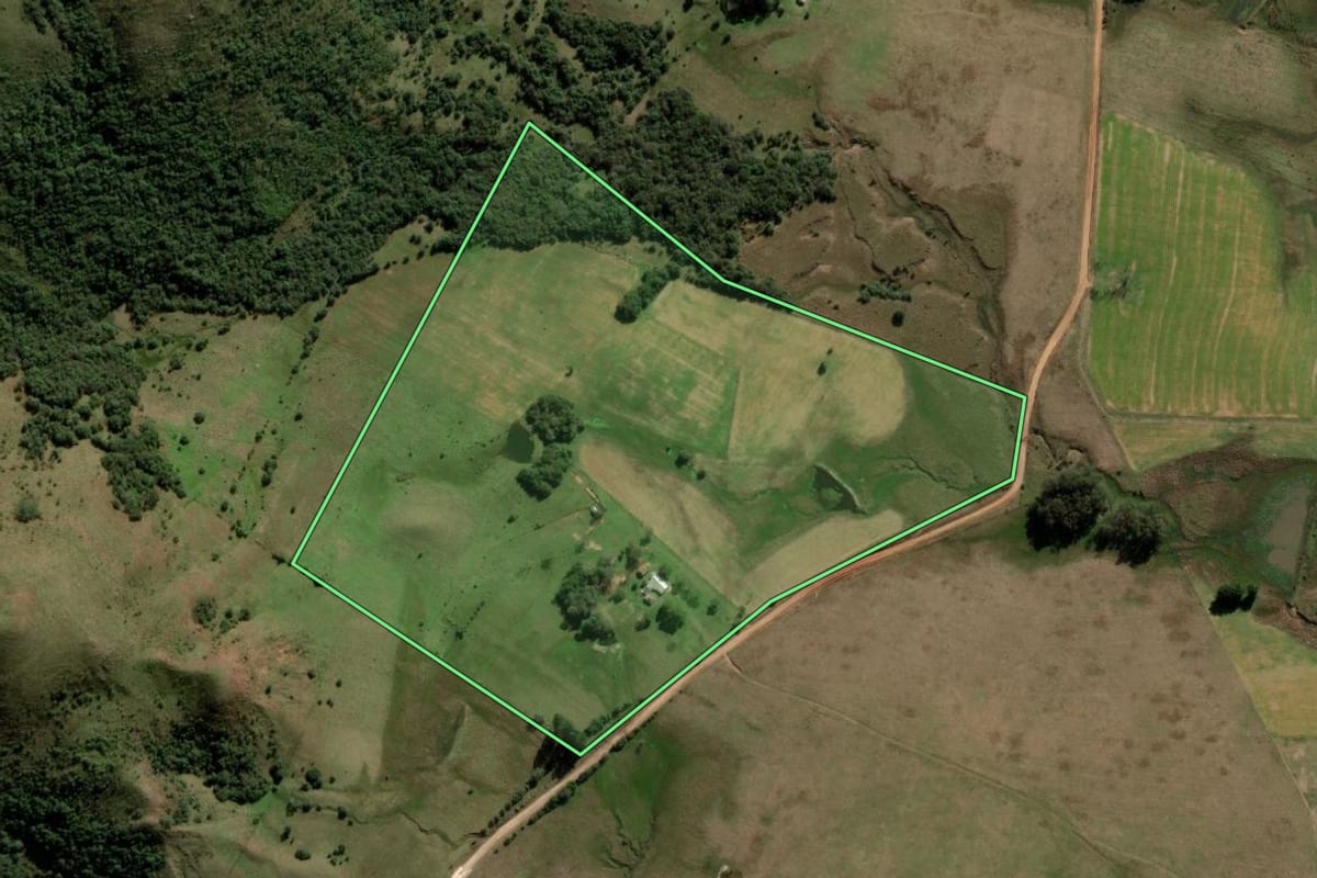 Imagem de satélite do imóvel rural em Rosário do Sul (RS), com o contorno declarado no CAR desenhado por cima.