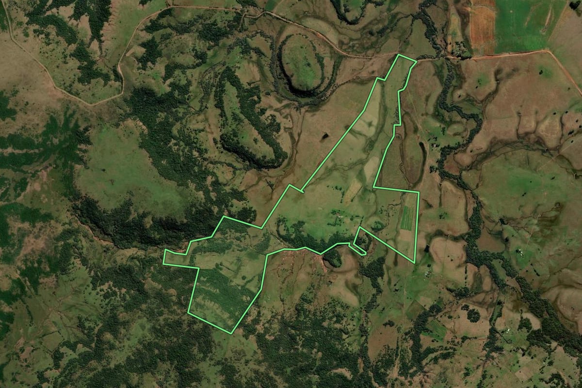 Imagem de satélite do imóvel rural em Rosário do Sul (RS), com o contorno declarado no CAR desenhado por cima.