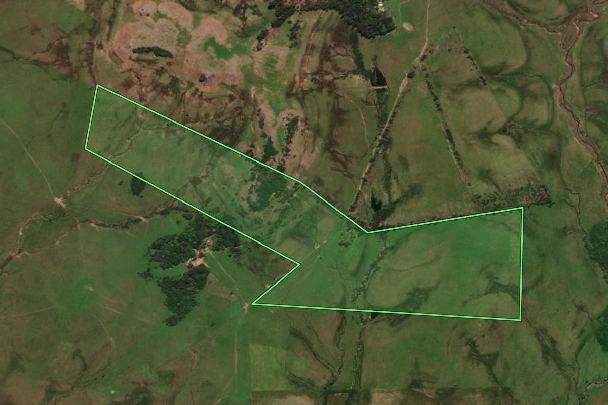 Imagem de satélite do imóvel rural em Rosário do Sul (RS), com o contorno declarado no CAR desenhado por cima.