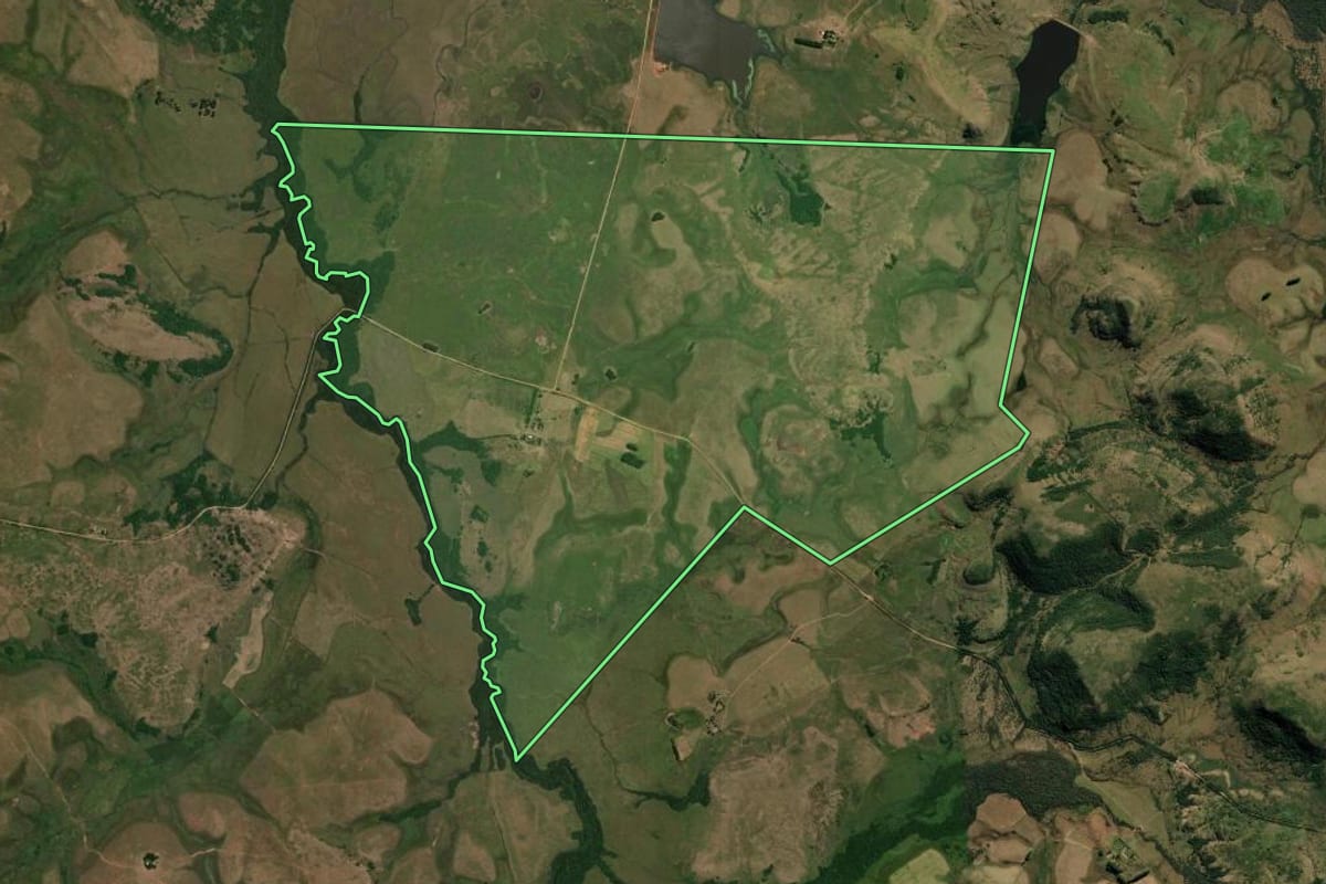 Imagem de satélite do imóvel rural em Rosário do Sul (RS), com o contorno declarado no CAR desenhado por cima.
