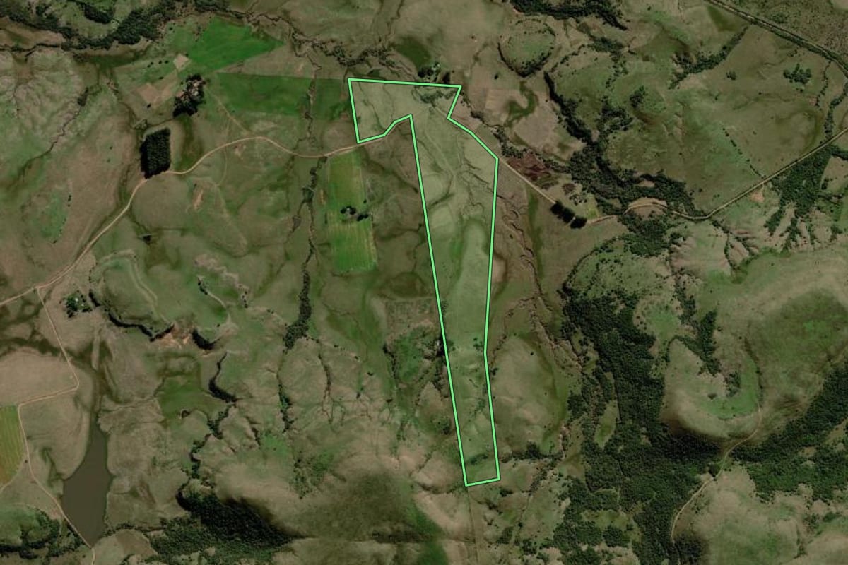Imagem de satélite do imóvel rural em Rosário do Sul (RS), com o contorno declarado no CAR desenhado por cima.