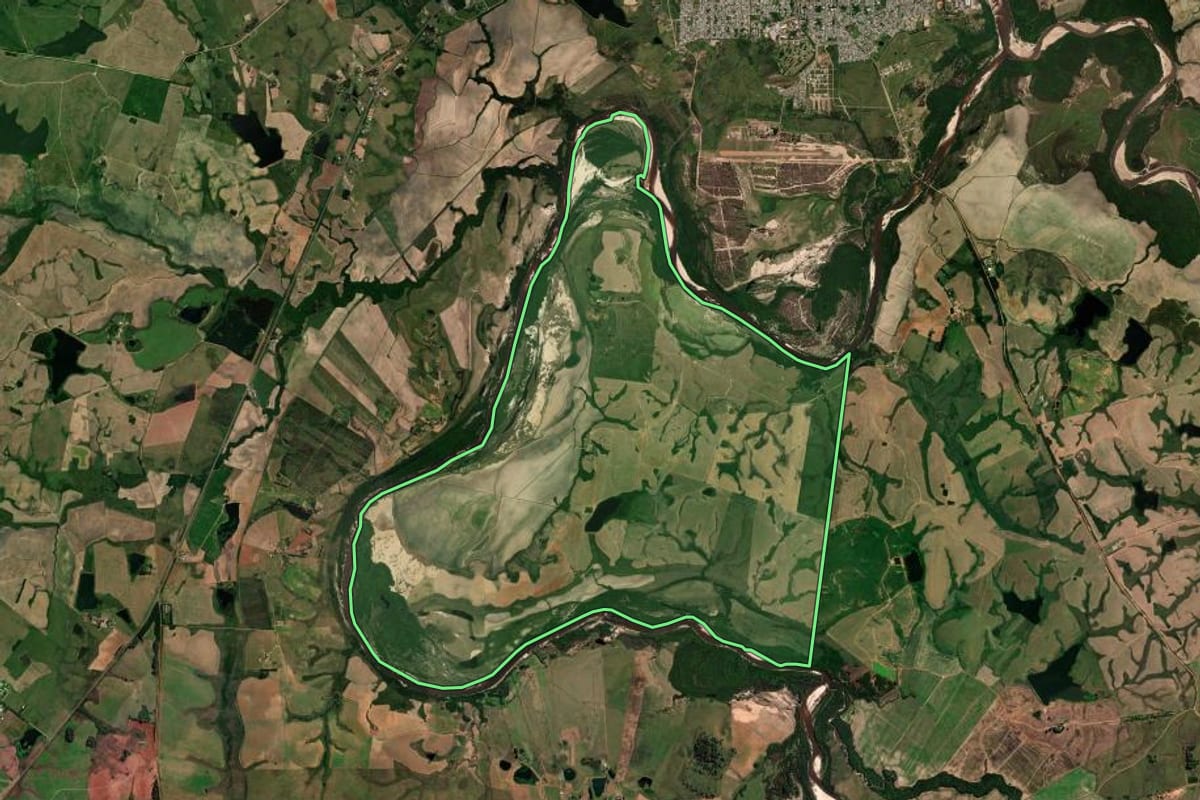Imagem de satélite do imóvel rural em Rosário do Sul (RS), com o contorno declarado no CAR desenhado por cima.