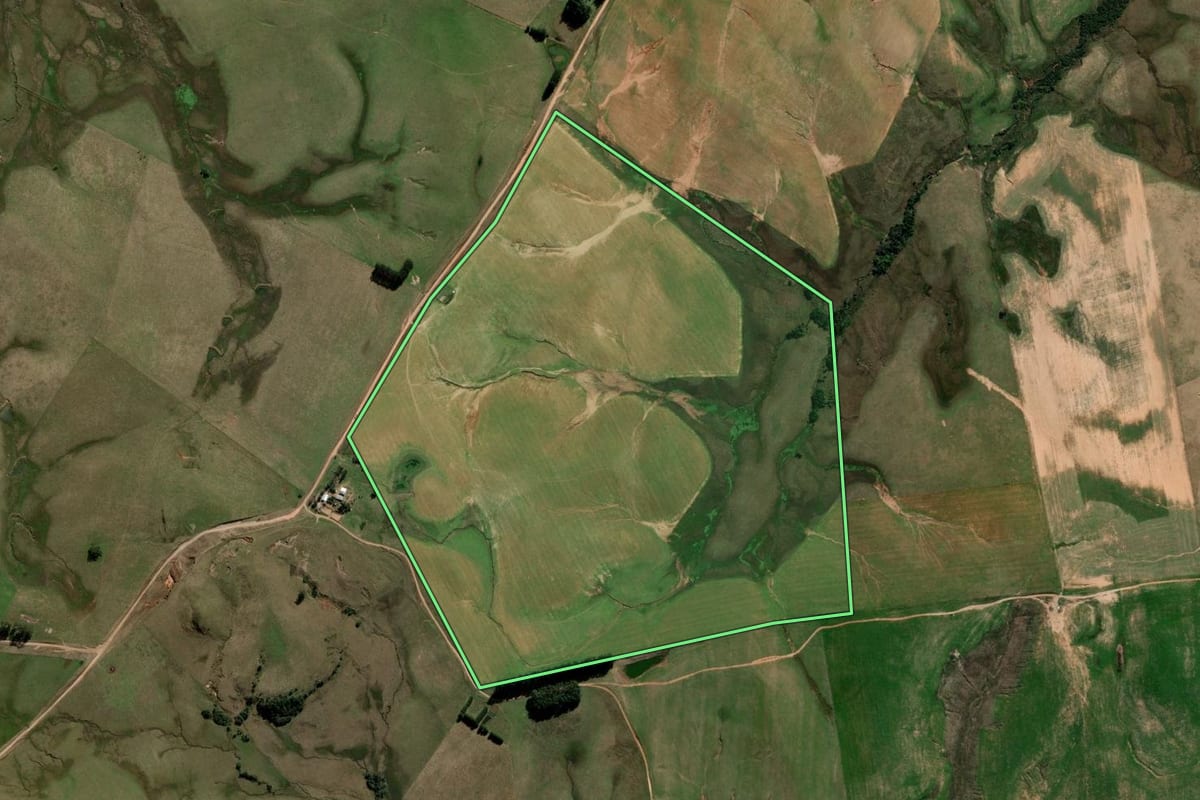 Imagem de satélite do imóvel rural em Rosário do Sul (RS), com o contorno declarado no CAR desenhado por cima.