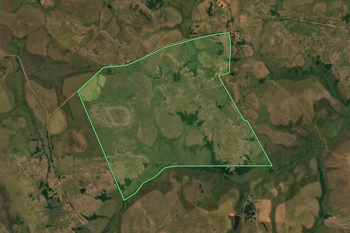 Imagem de satélite do imóvel rural em Rosário do Sul (RS), com o contorno declarado no CAR desenhado por cima.