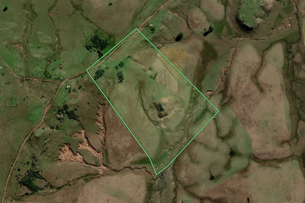 Imagem de satélite do imóvel rural em Rosário do Sul (RS), com o contorno declarado no CAR desenhado por cima.