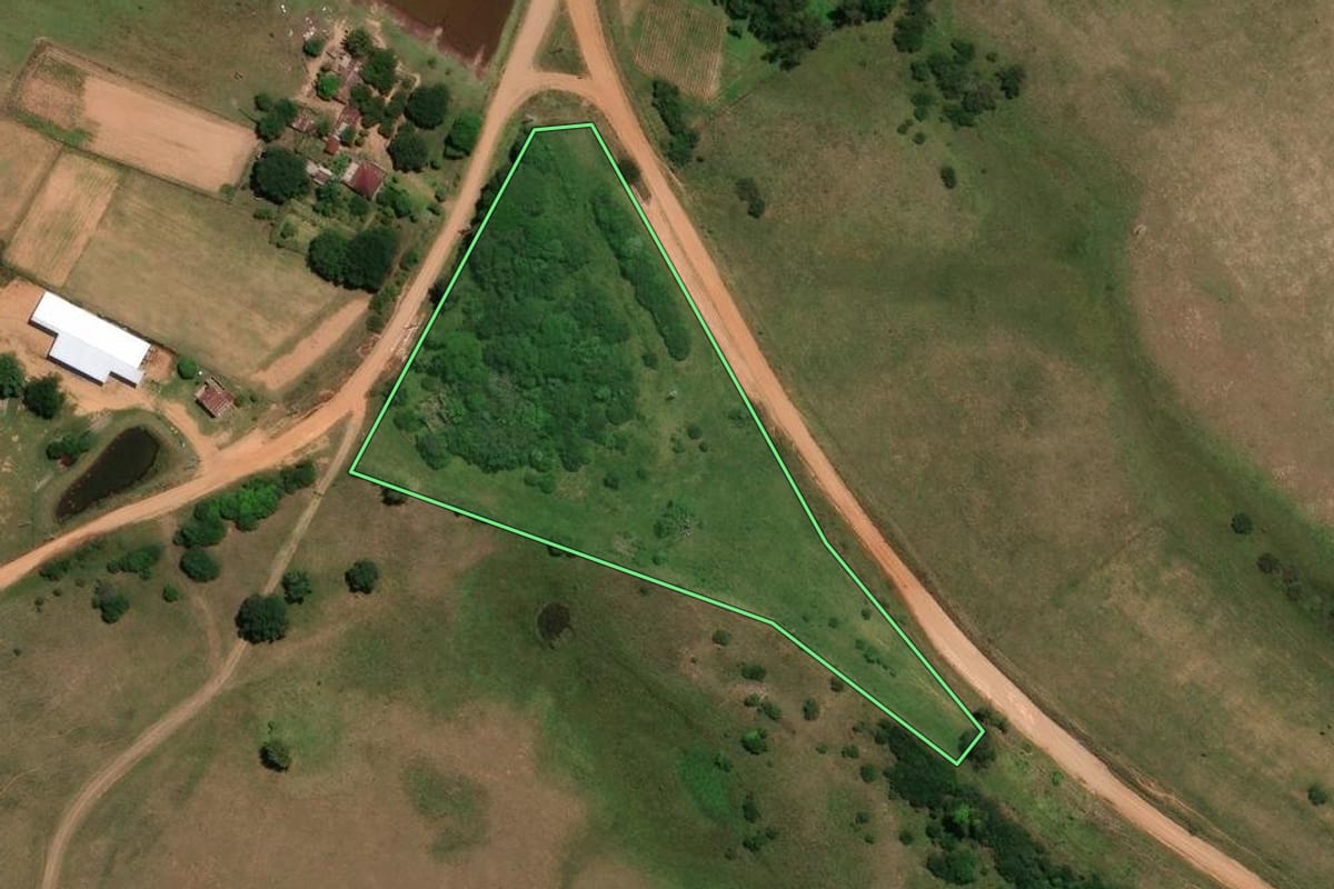 Imagem de satélite do imóvel rural em Rosário do Sul (RS), com o contorno declarado no CAR desenhado por cima.