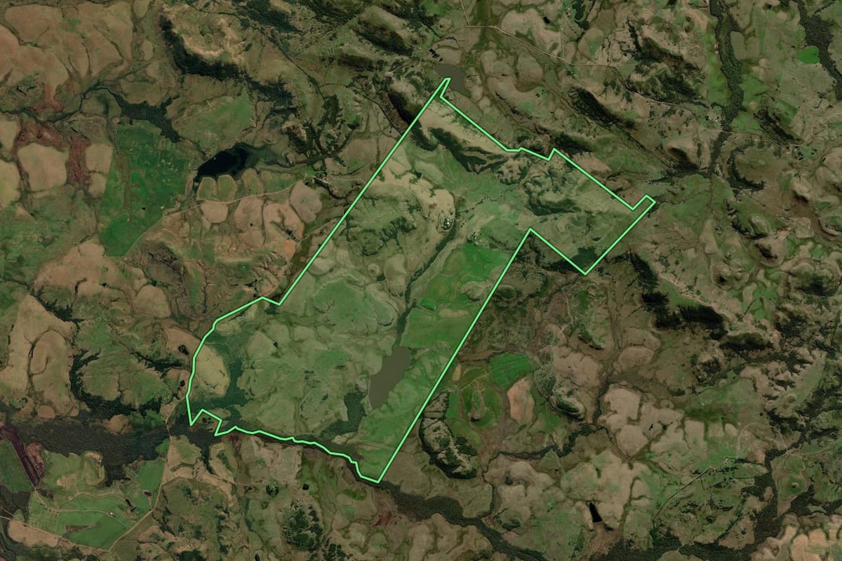 Imagem de satélite do imóvel rural em Rosário do Sul (RS), com o contorno declarado no CAR desenhado por cima.