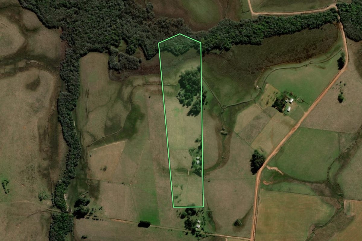 Imagem de satélite do imóvel rural em Rosário do Sul (RS), com o contorno declarado no CAR desenhado por cima.