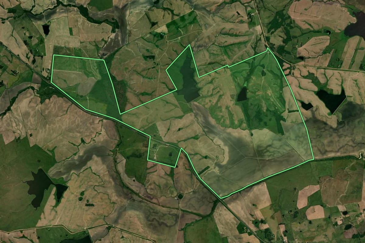 Imagem de satélite do imóvel rural em Rosário do Sul (RS), com o contorno declarado no CAR desenhado por cima.