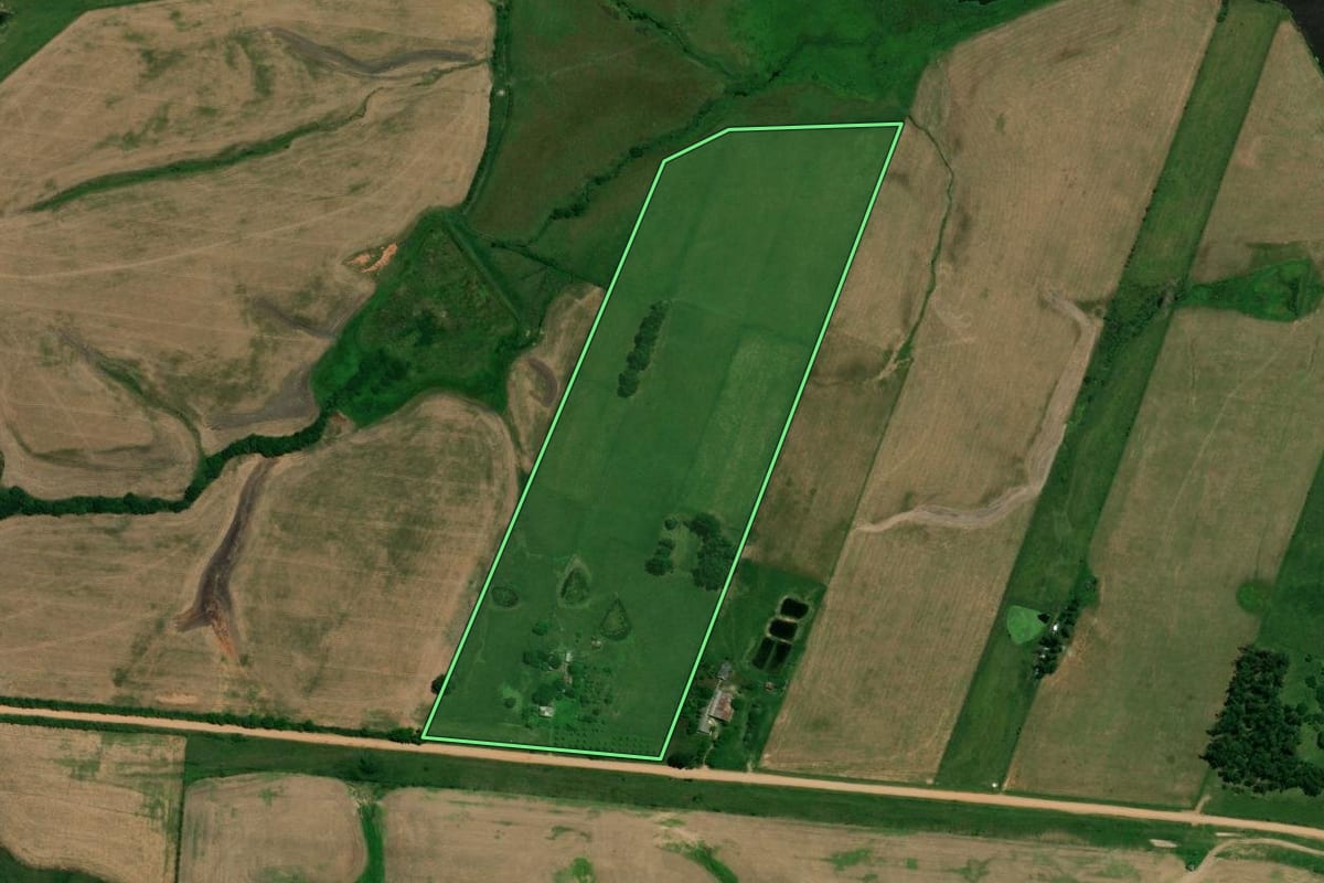 Imagem de satélite do imóvel rural em Rosário do Sul (RS), com o contorno declarado no CAR desenhado por cima.