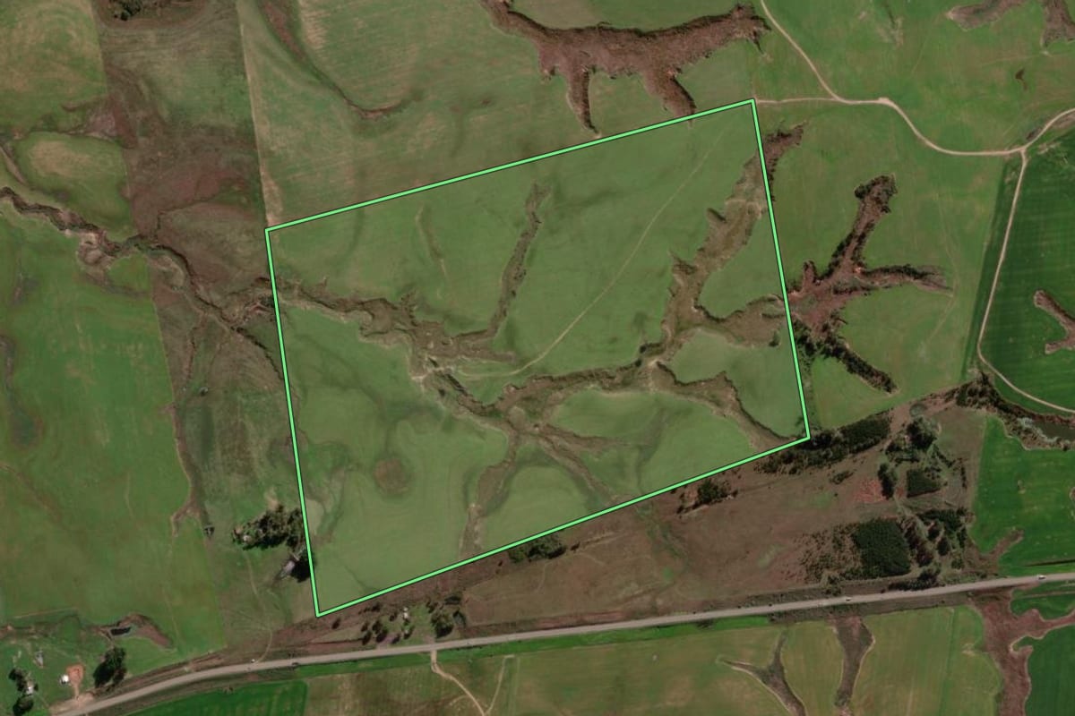 Imagem de satélite do imóvel rural em Rosário do Sul (RS), com o contorno declarado no CAR desenhado por cima.