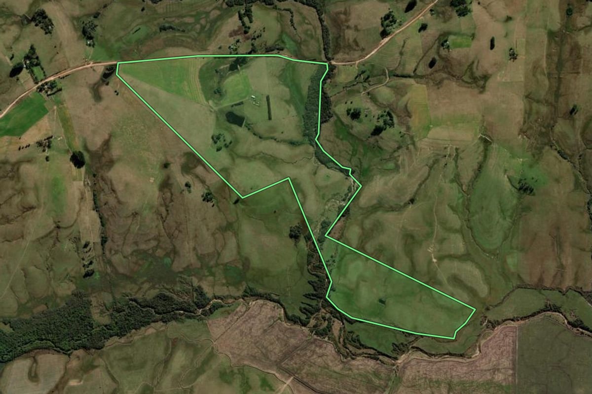 Imagem de satélite do imóvel rural em Rosário do Sul (RS), com o contorno declarado no CAR desenhado por cima.