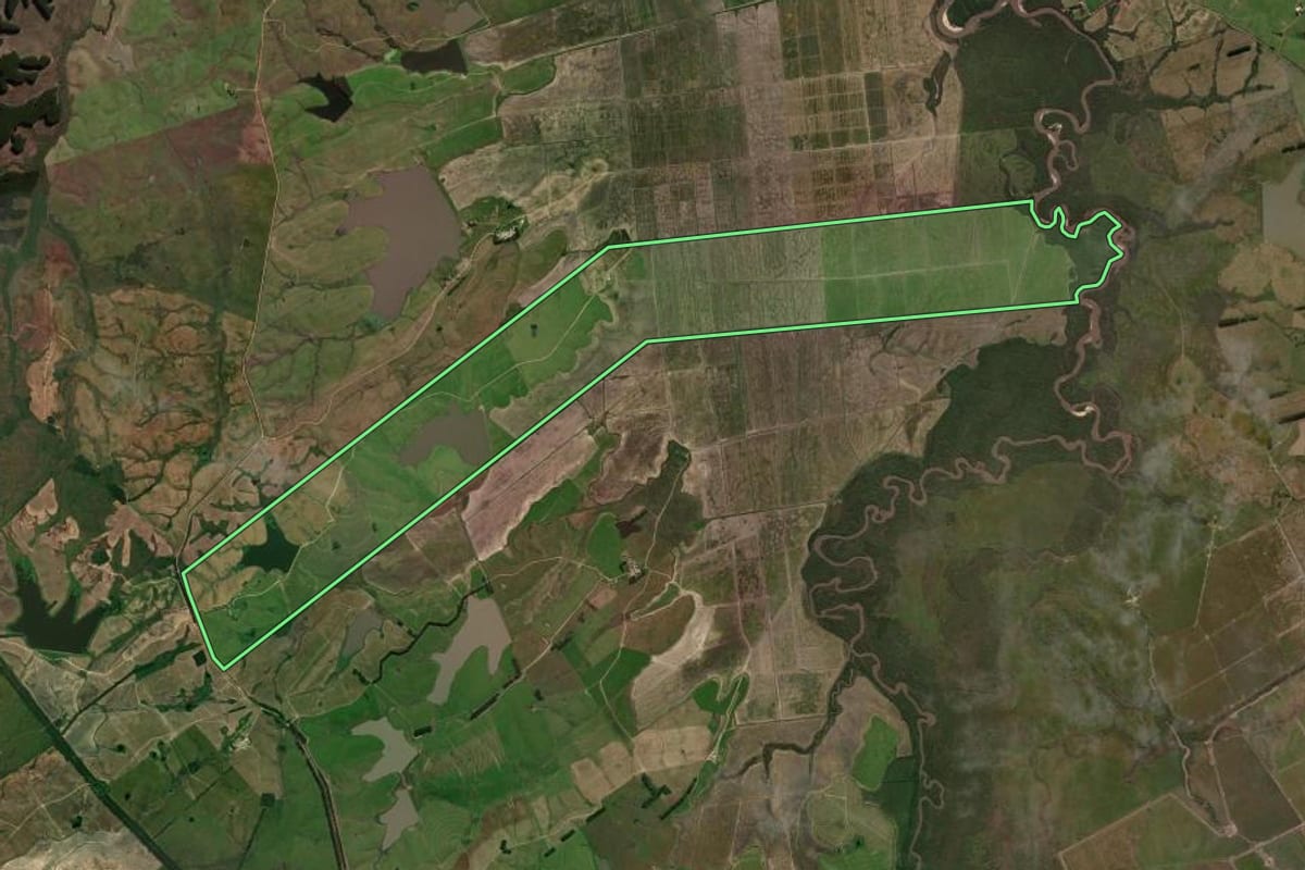 Imagem de satélite do imóvel rural em Rosário do Sul (RS), com o contorno declarado no CAR desenhado por cima.