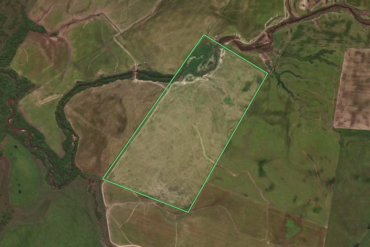 Imagem de satélite do imóvel rural em Rosário do Sul (RS), com o contorno declarado no CAR desenhado por cima.